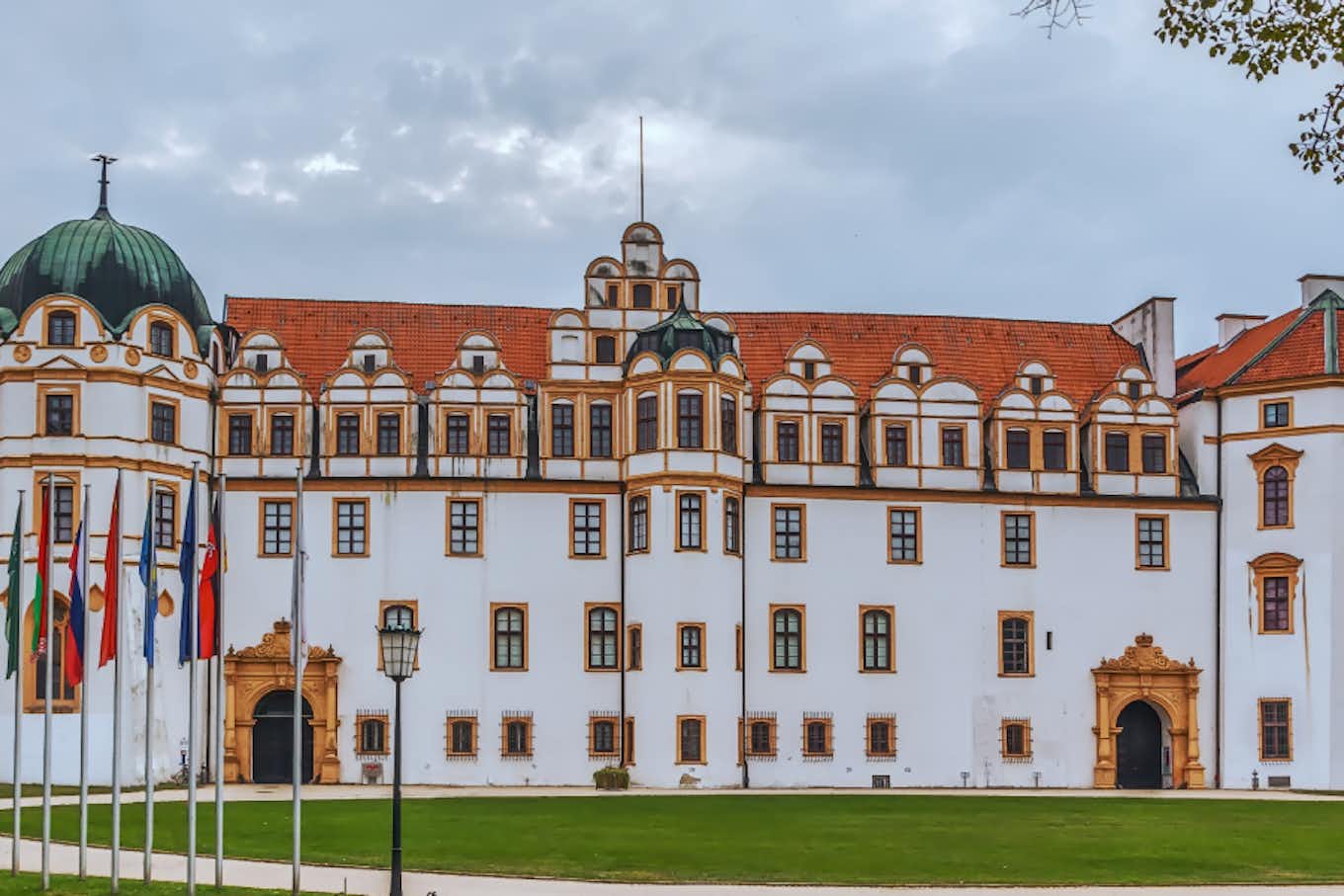 Schloss in Celle mit Park und Flaggen