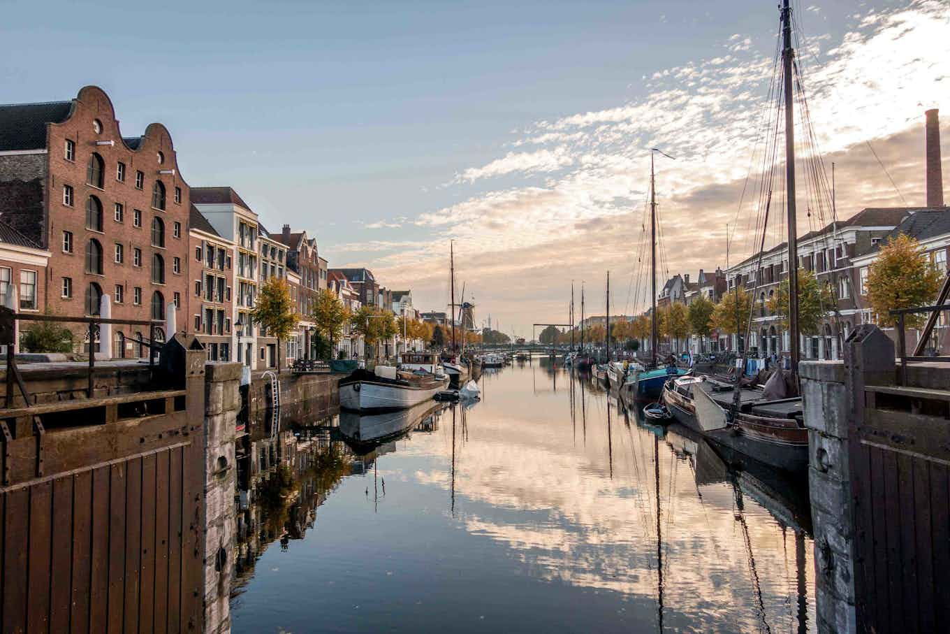 Waterkanaal met sommige boten