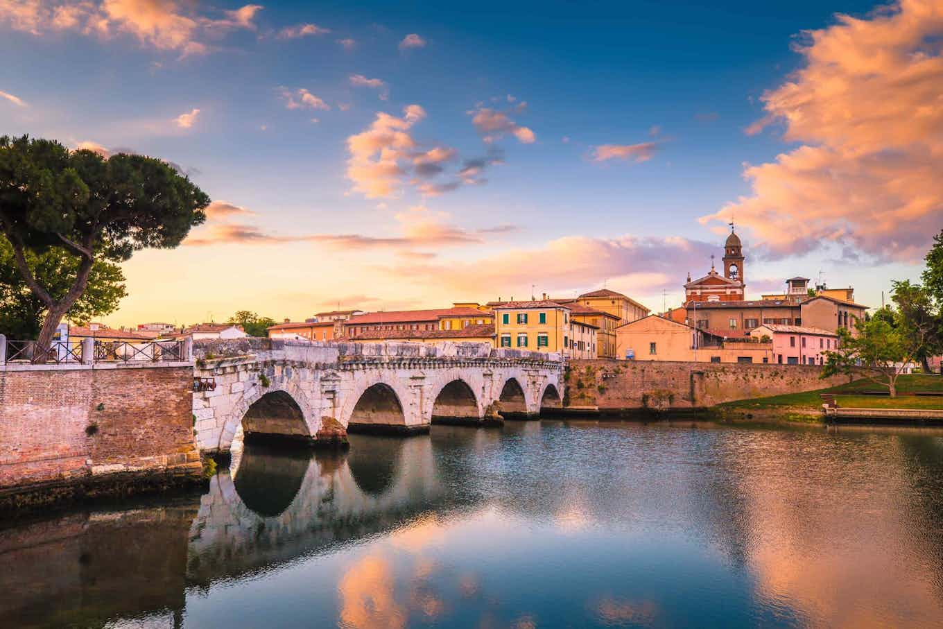 Ponte a forma di arco e un fiume