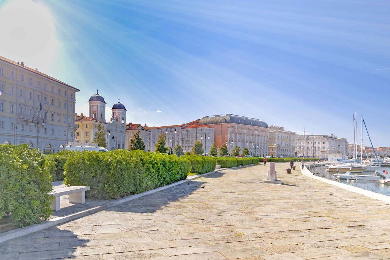 Vista della strada in una giornata di sole a Trieste