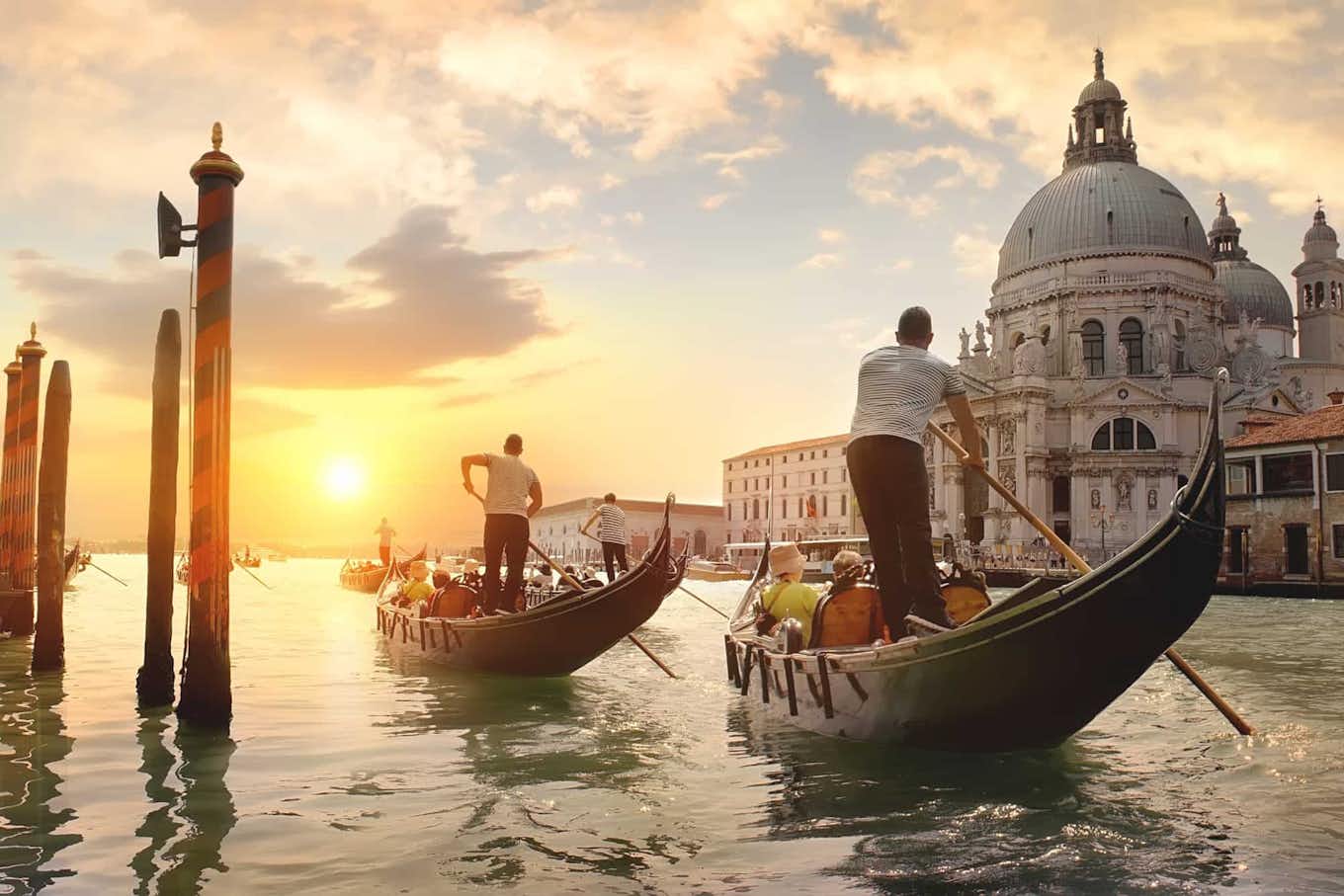 Las góndolas y la Basílica de San Marcos en Venecia