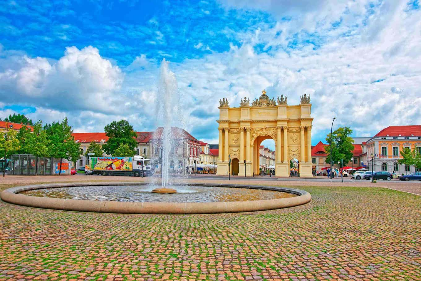 Ein Brunnen und ein Denkmal in Potsdam