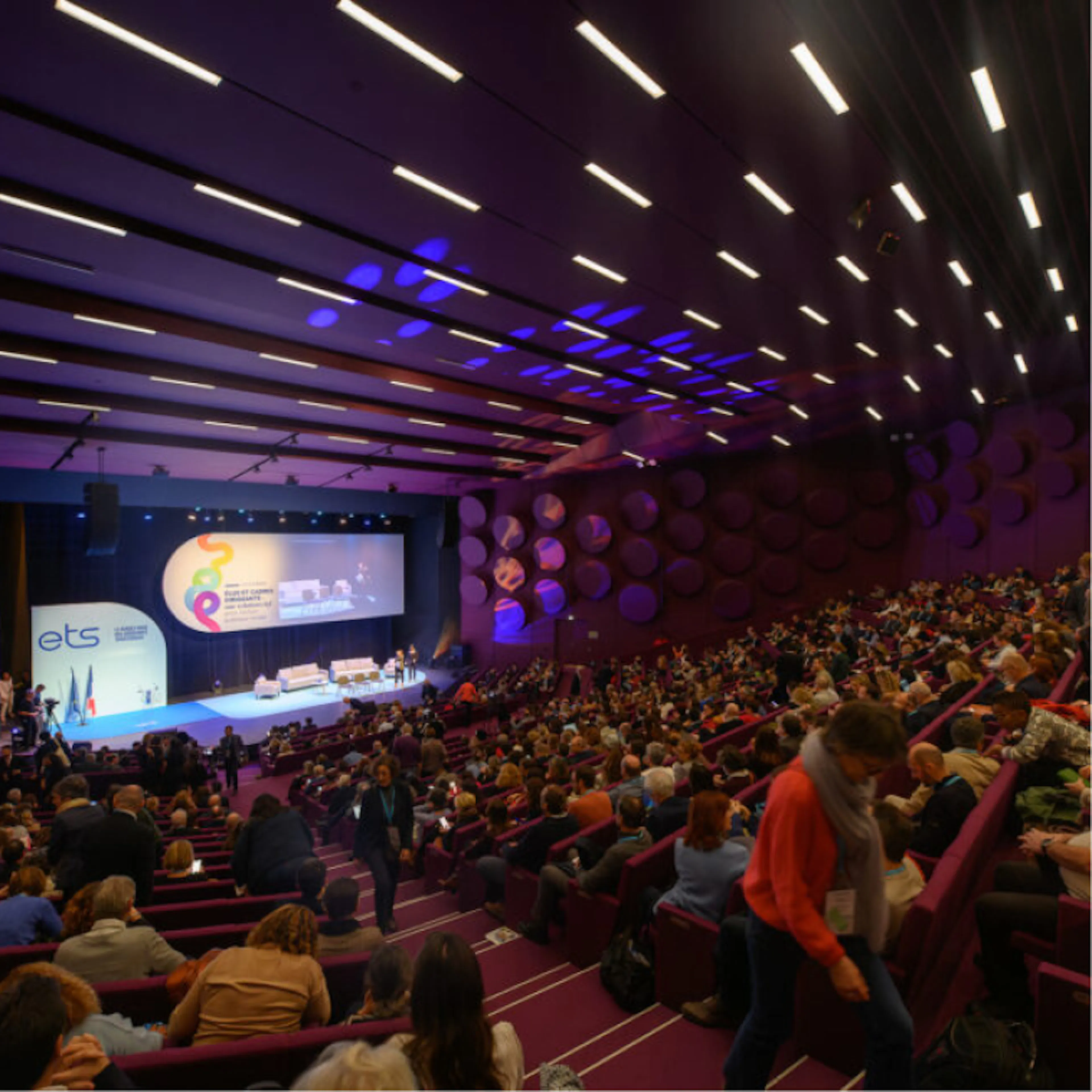 Photo auditorium avec du public