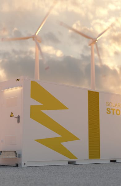 A worker on a construction site with a blurred background, representing industrial activity and project execution.