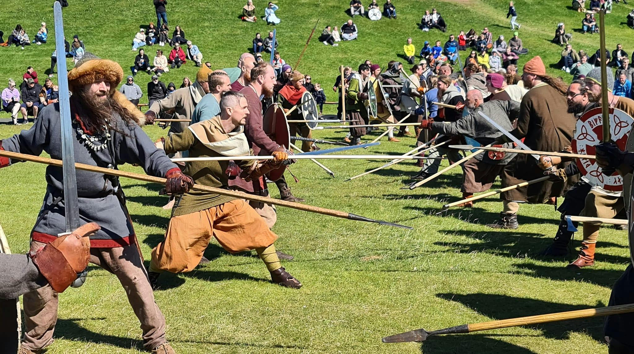 Viking battle reenactment a Hafnarfjörður Viking Festival.