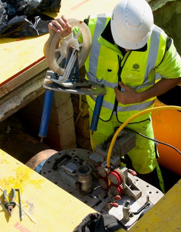 Sigfús Thor checks pressure and temperature at the borehole