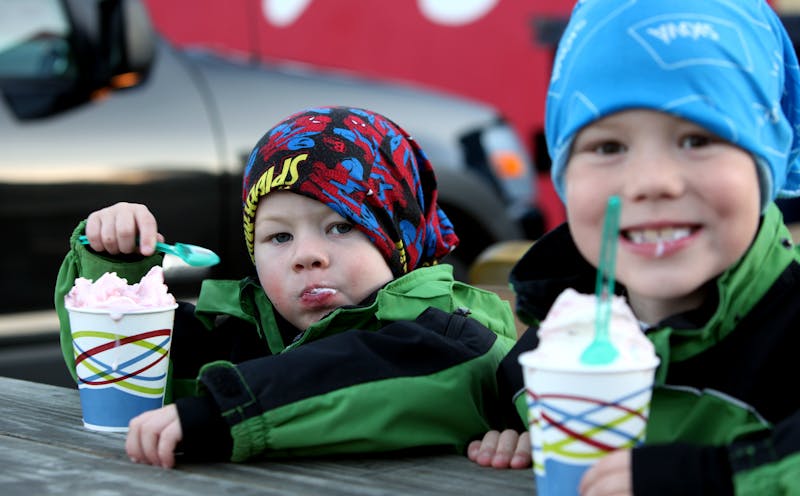 Kids enjoying ice cream during some good weather in Akureyri.