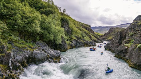 Rafters and kayaker enter a big drop into whitewater on Austari Jökulsá (East Glacial River) with Viking Rafting. Photo: Mirto Diego Menghetti