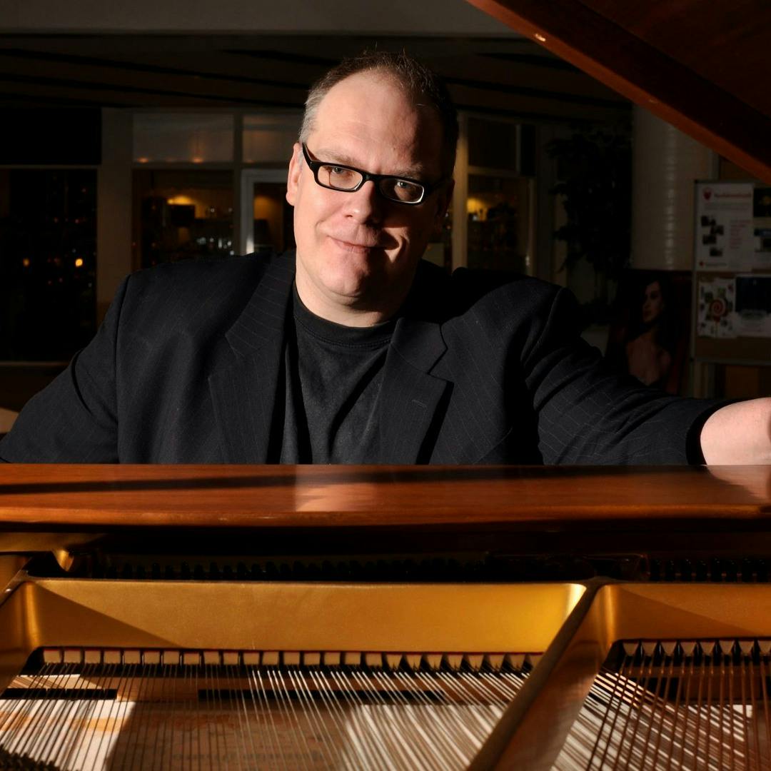 Picture of pianist Olaf Elíasson