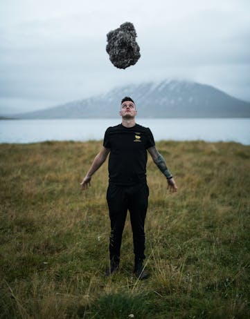 Arni Orvarsson tosses ball of magical eiderdown from icelandiceider.com, Image: Joe Shutter