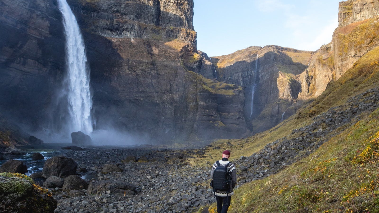 Hiking towards Háifoss