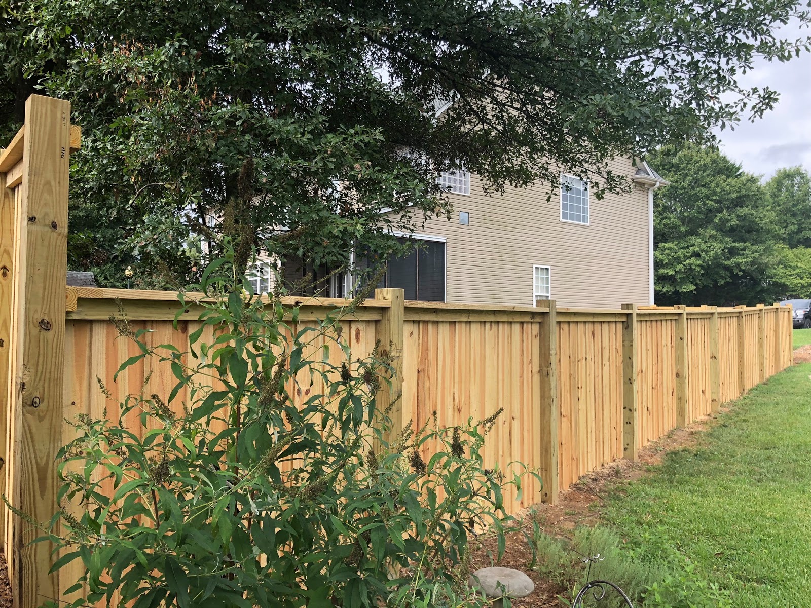 Outdoor-Fence-&-Deck-Contractors-wooden-fence