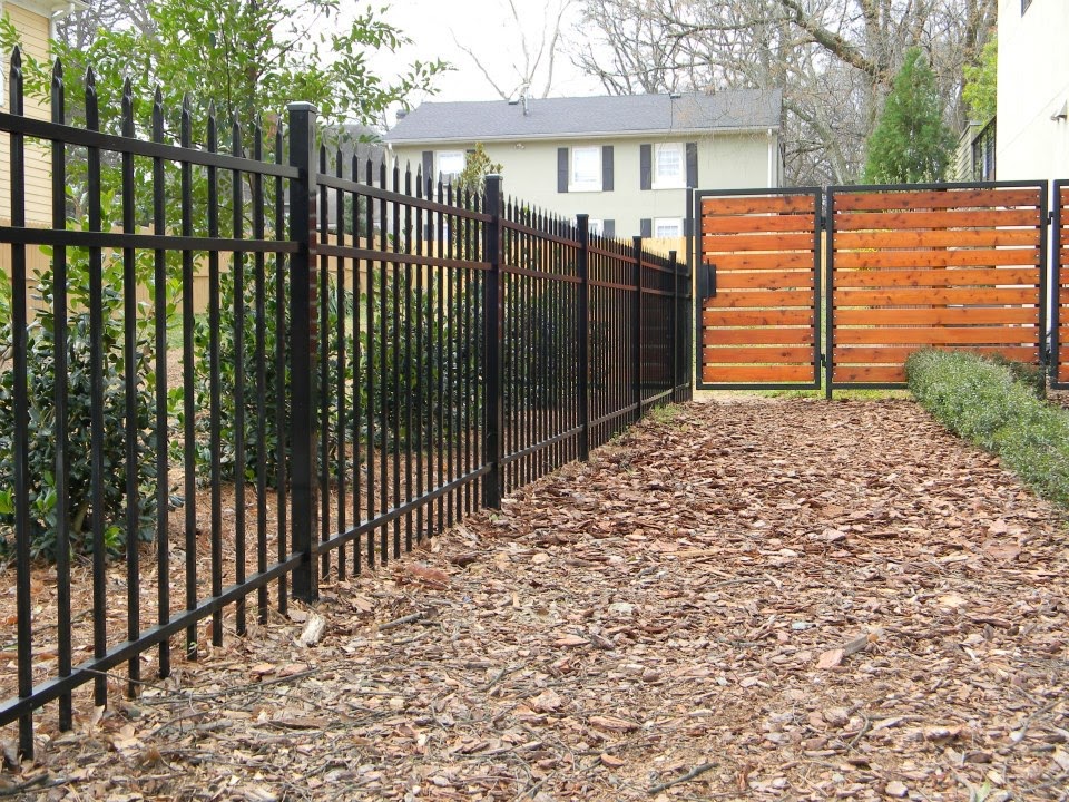 Southern-Splendor-wooden-fence