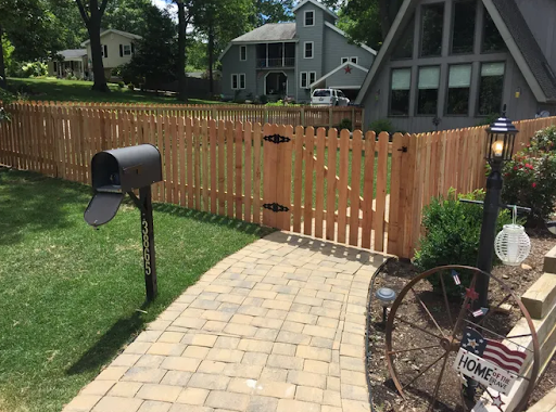 Macon-County-Fence-Co.-wooden-fence