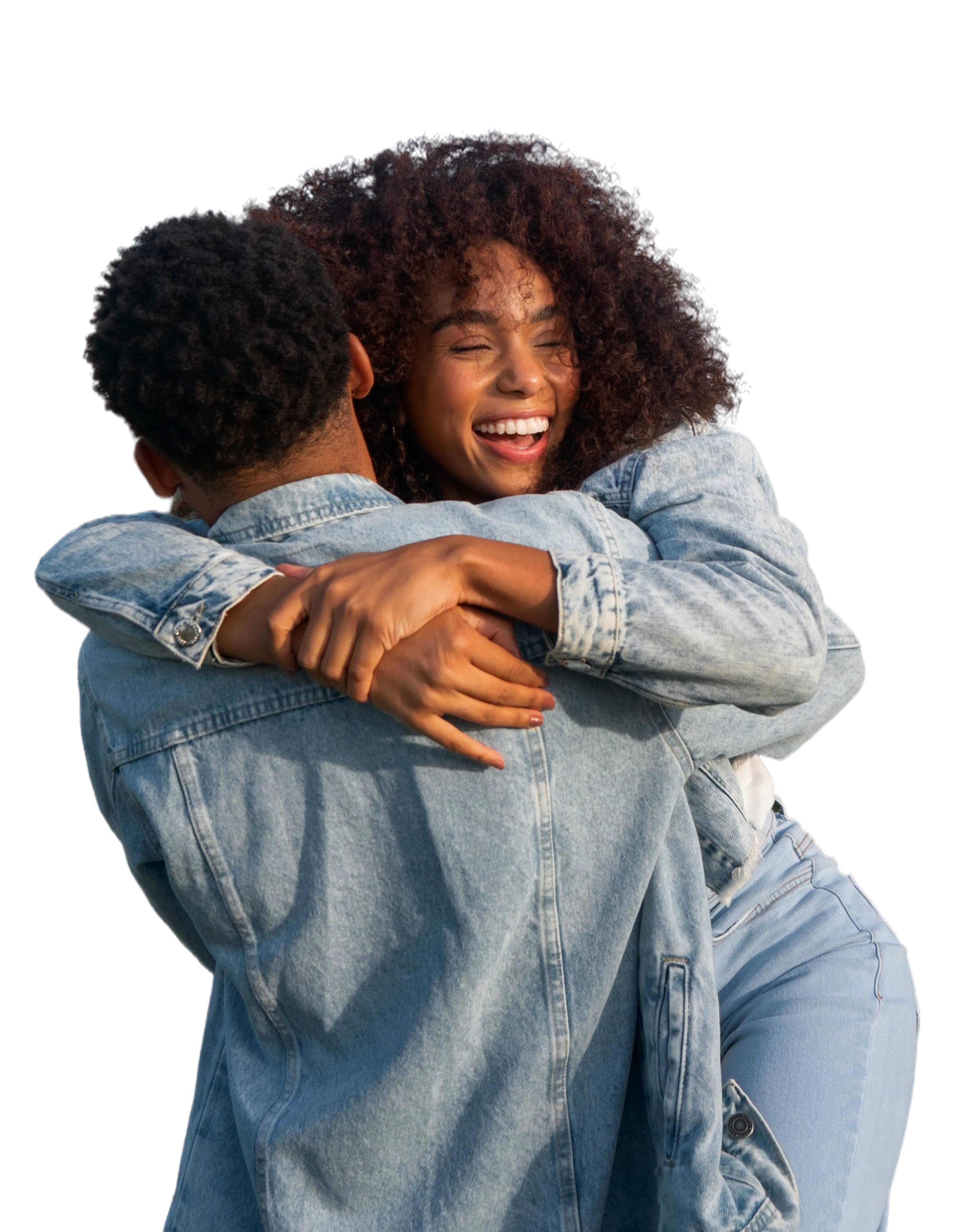 Duas pessoas felizes se abraçando