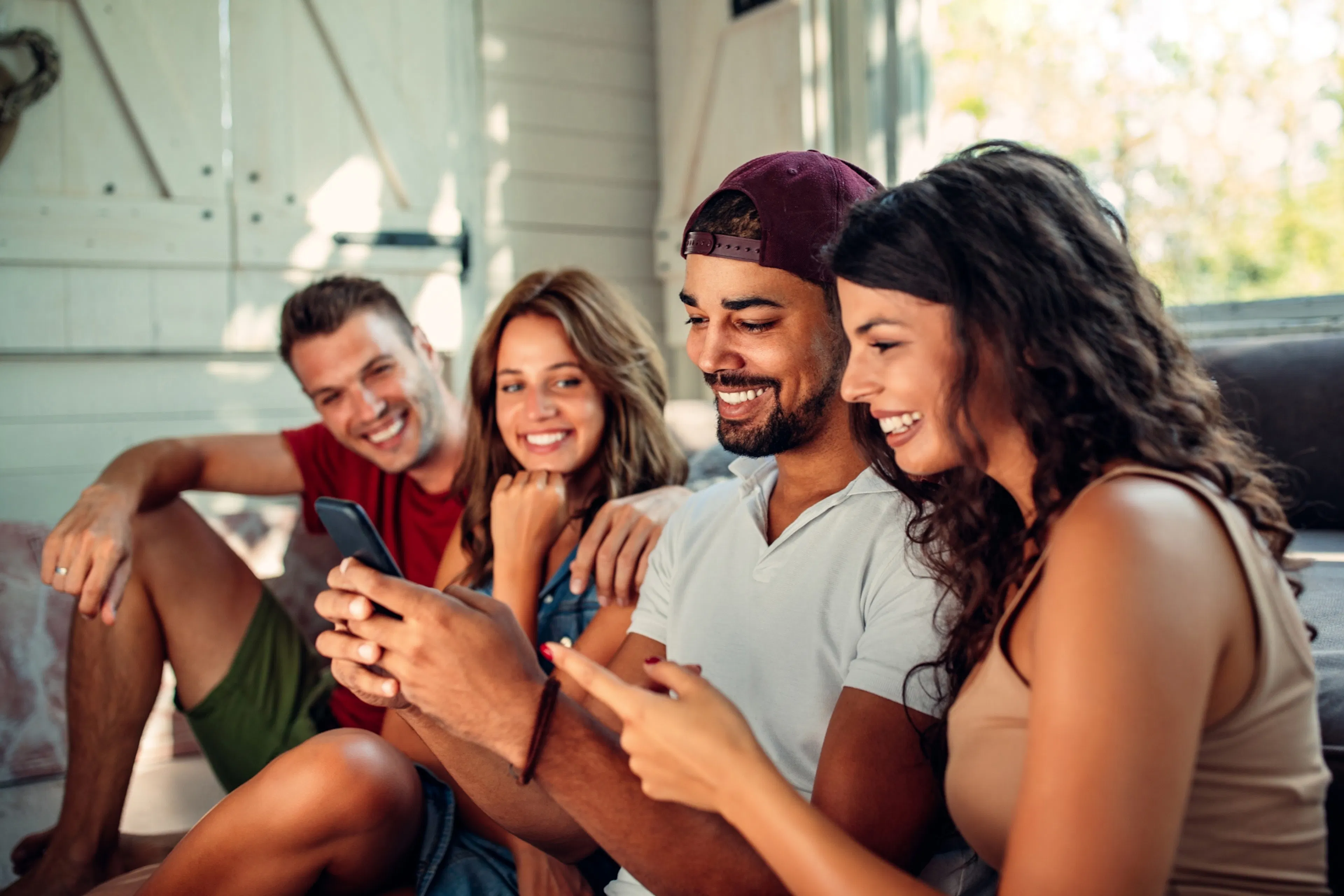 Grupo de amigos usando o celular