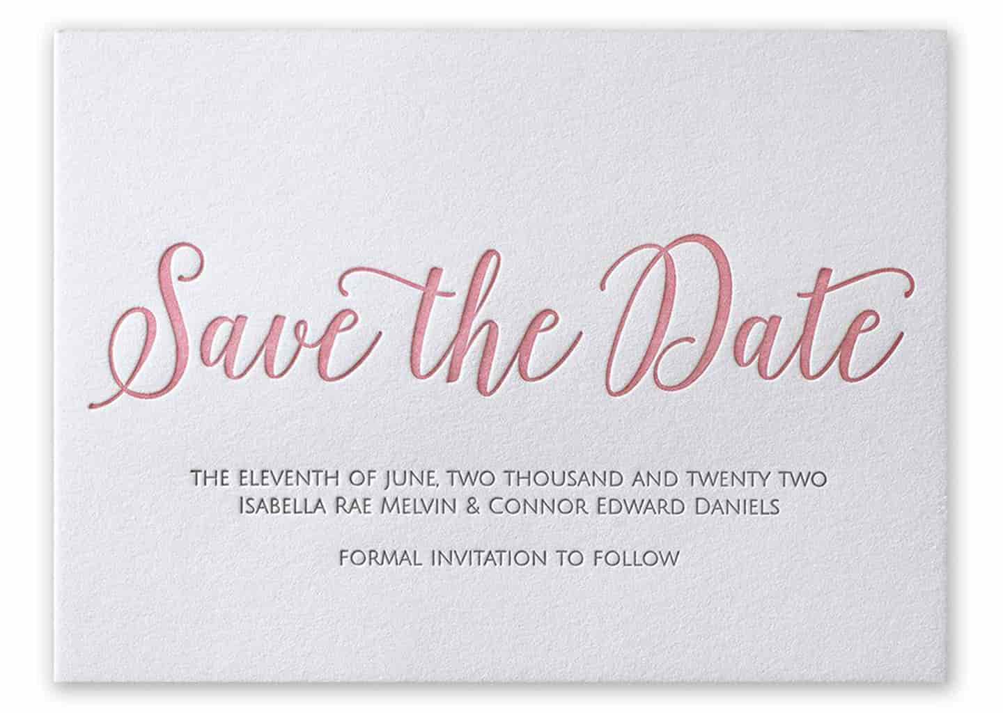 Açık renk arka plan üzerinde düğün davetiyesi bulunuyor. 