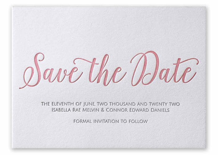 Açık renk arka plan üzerinde düğün davetiyesi bulunuyor. 