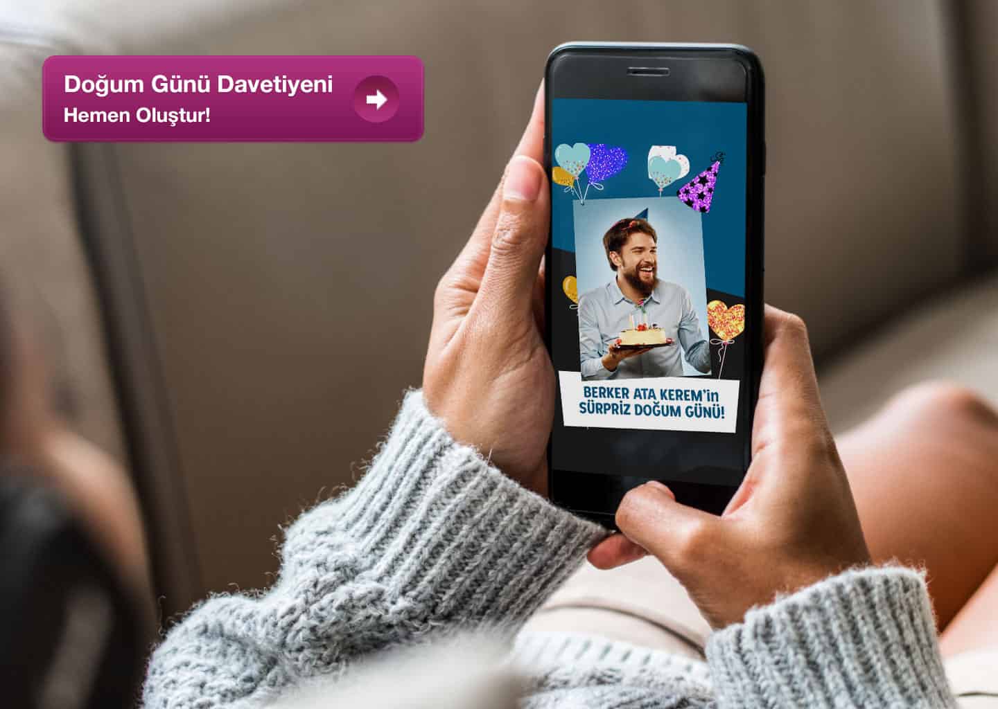 Yakın plan çekimde kadın elinde akıllı telefonunu tutuyor. Telefonun ekranında dijital bir doğum günü davetiyesi bulunuyor.