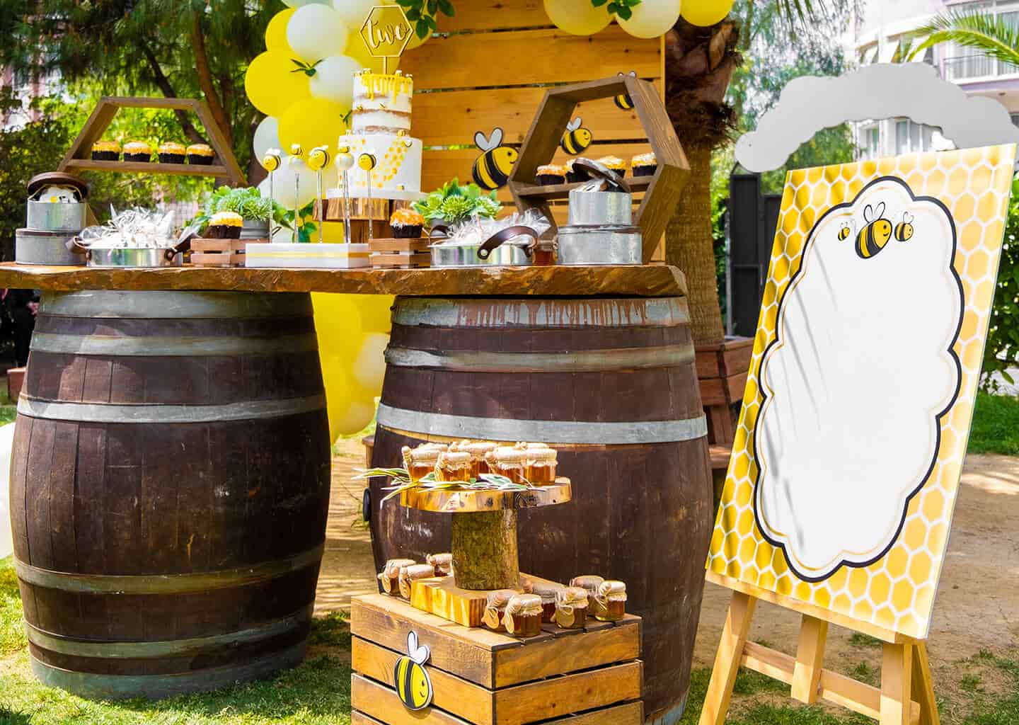 Yakın plan çekimde arı temalı bir baby shower parti dekoru bulunuyor.