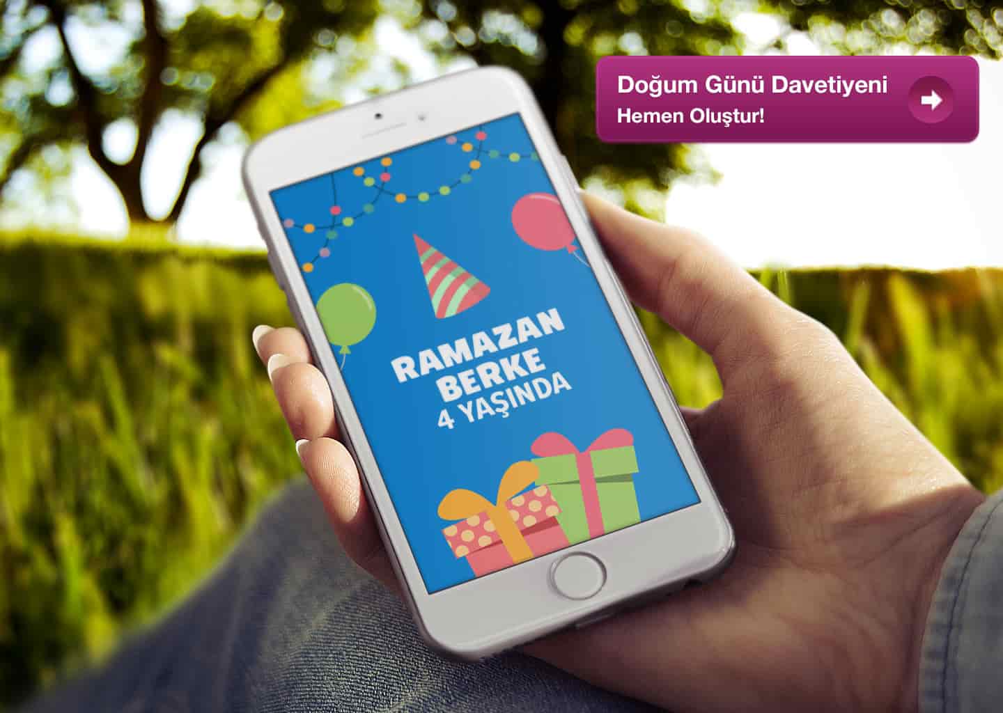 Yakın plan çekimde kadın elinde akıllı telefonunu tutuyor. Telefonun ekranında dijital bir doğum günü davetiyesi bulunuyor.