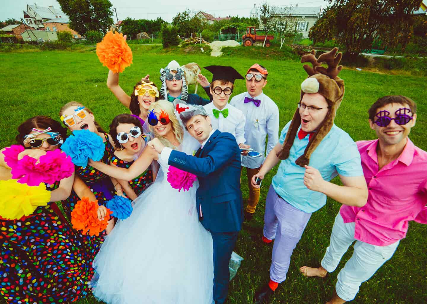 Gelin, damat ve arkadaşları yeşillik bir alan içerisinde kutlama yapıyor.