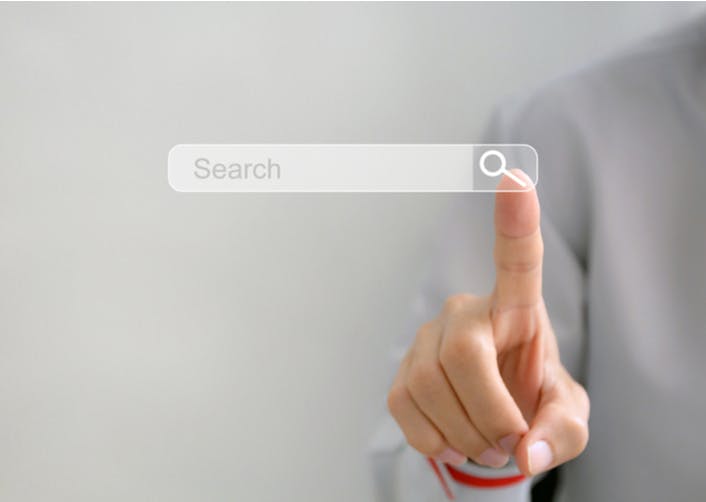 Yakın plan çekimde kadın, sol işaret parmağı ile google arama butonuna basıyor.
