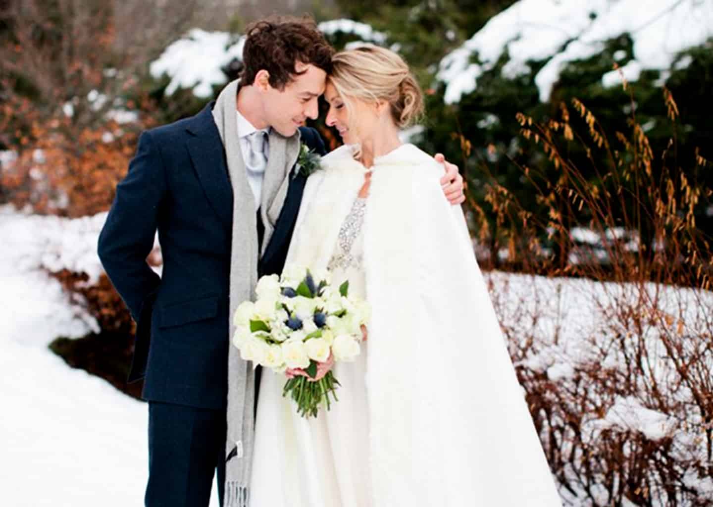 Karlı ve ormanlık bir bölgede; gelin ve damat fotoğraf çektiriyor. Damat sol eli ile gelinin omzundan tutuyor, gelin her iki eli ile gelin çiçeğini tutuyor. Gelinin üzerinde beyaz bir pelerin, damadın üzerinde ise lacivert, uzun bir ceket ve gri bir atkı bulunuyor.