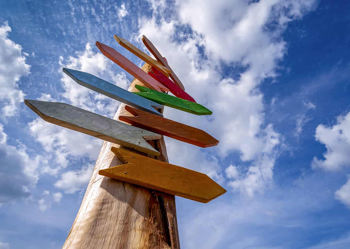 Bir odun parçası üzerinde sağı ve solu ok yönleri ile belirten, alt alta dizilmiş renkli tahta parçaları bulunuyor.