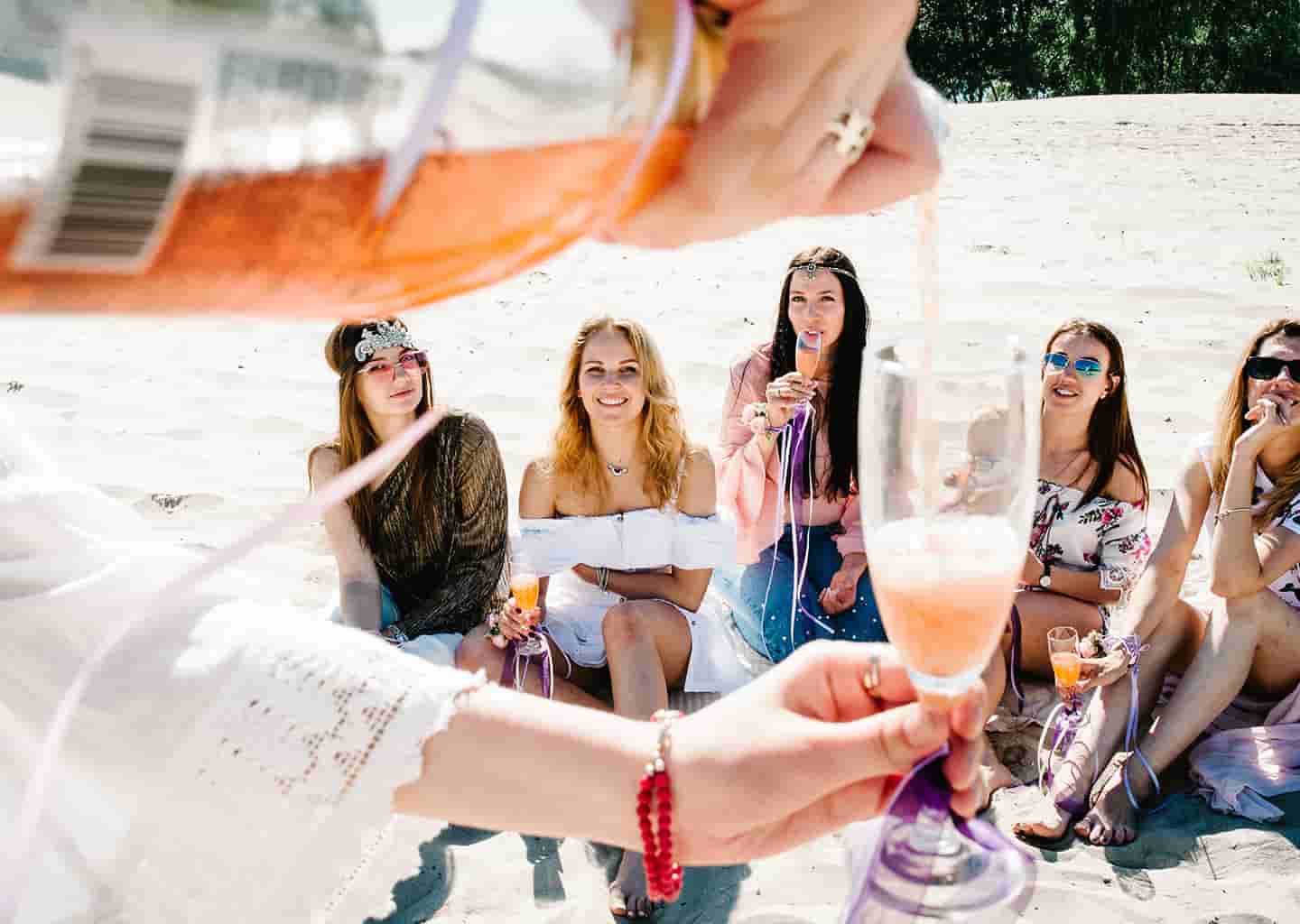 Nedimeler ve gelin sahilde bekarlığa veda partisini kutluyor.