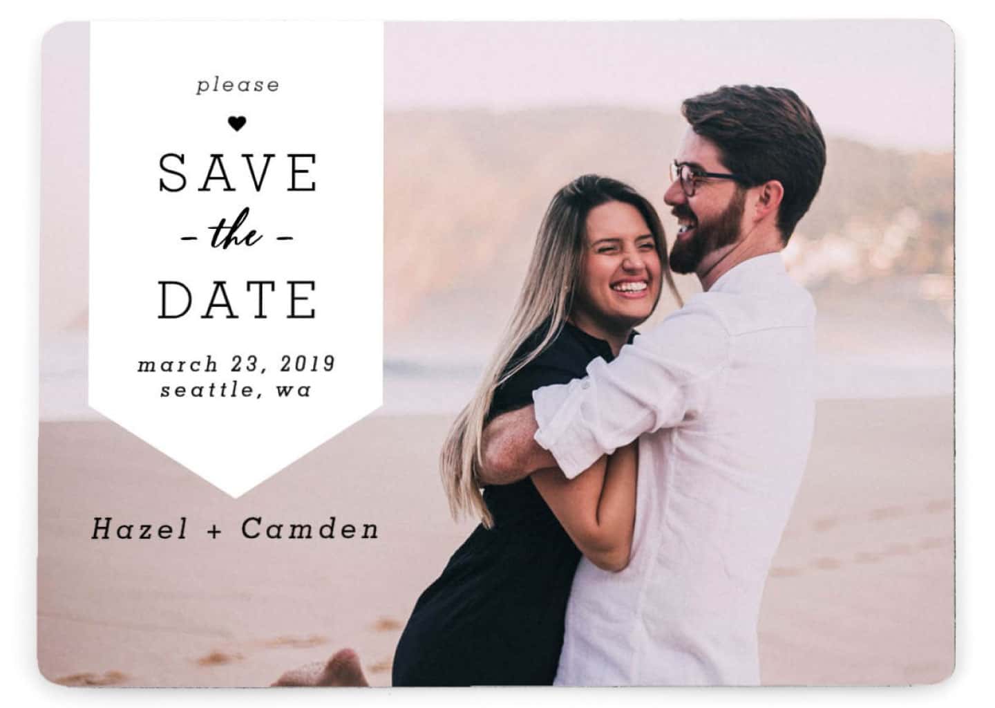 Görselde, gelin ve damadın fotoğrafı kullanılarak hazırlanmış bir düğün davetiyesi bulunuyor.