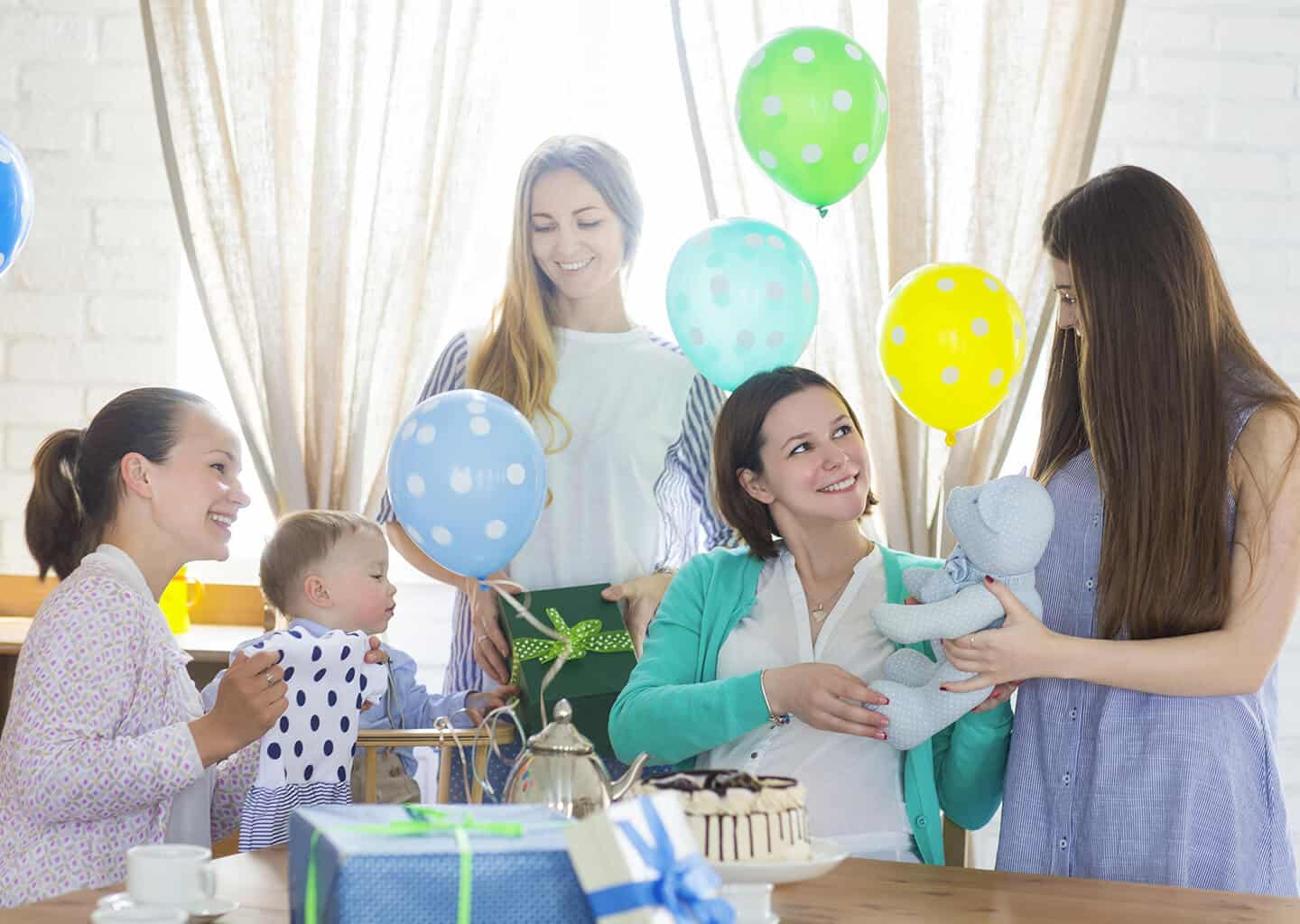 Baby shower partisi veren kadının evinde, davetliler kadına hediyeler veriyor. 