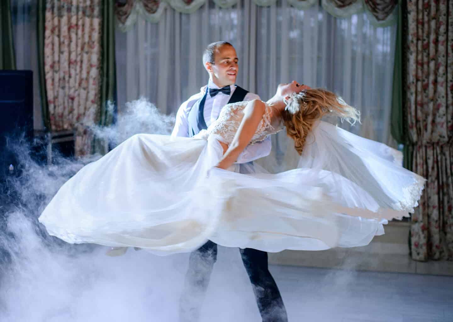 Sahnede olan gelin ve damat dans ediyor. Damat gelini havaya kaldırıp döndürüyor.