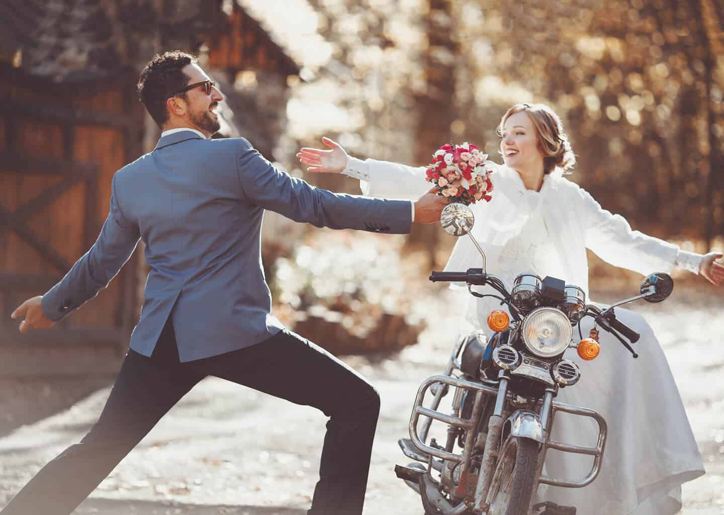 Açık alanda çekilen fotoğrafta; gelin bir motor üzerinde oturuyor ve kolları açık bir şekilde, sağında bulunan damada gülümsüyor. Damat sağ elinde bir gelin çiçeği tutarken, kolları açık bir şekilde geline doğru bakıyor.