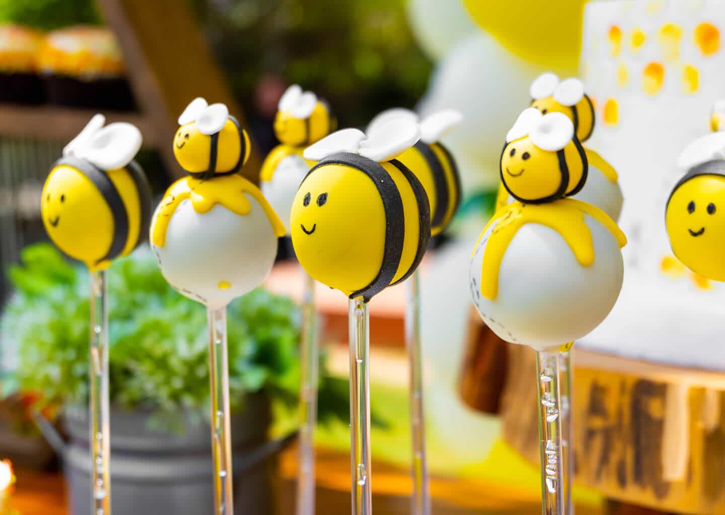 Yakın plan çekimde arı şekli verilmiş atıştırmalıklar bulunuyor.