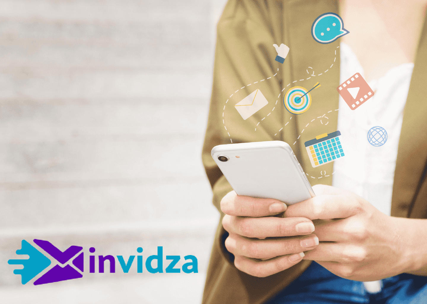 Yakın plan çekimde bir kadın telefonunu tutuyor. Kadının üzerinde yeşil tonlarında bir gömlek bulunuyor. Görselin solunda invidza logosu duruyor.