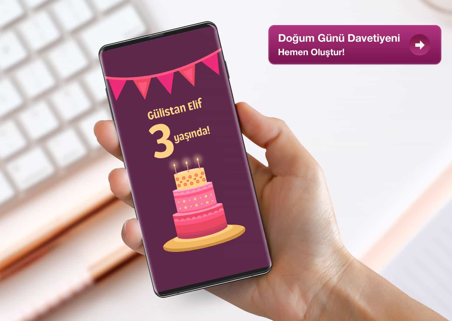 Yakın plan çekimde bir adam elinde akıllı telefon tutuyor. Telefonun ekranında dijital bir doğum günü davetiyesi bulunuyor.