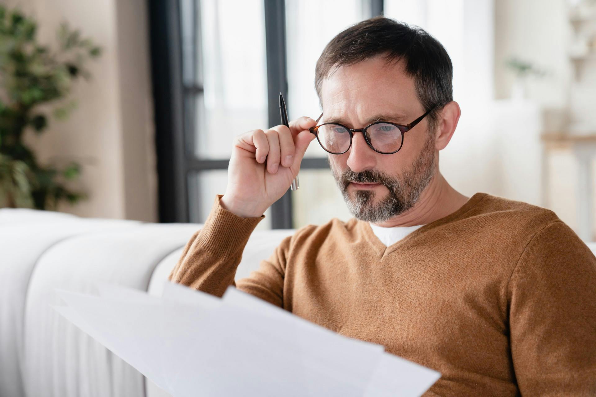Angestellter vergleicht sein Gehalt mit seinem potenziellen Gewinn als Selbständiger