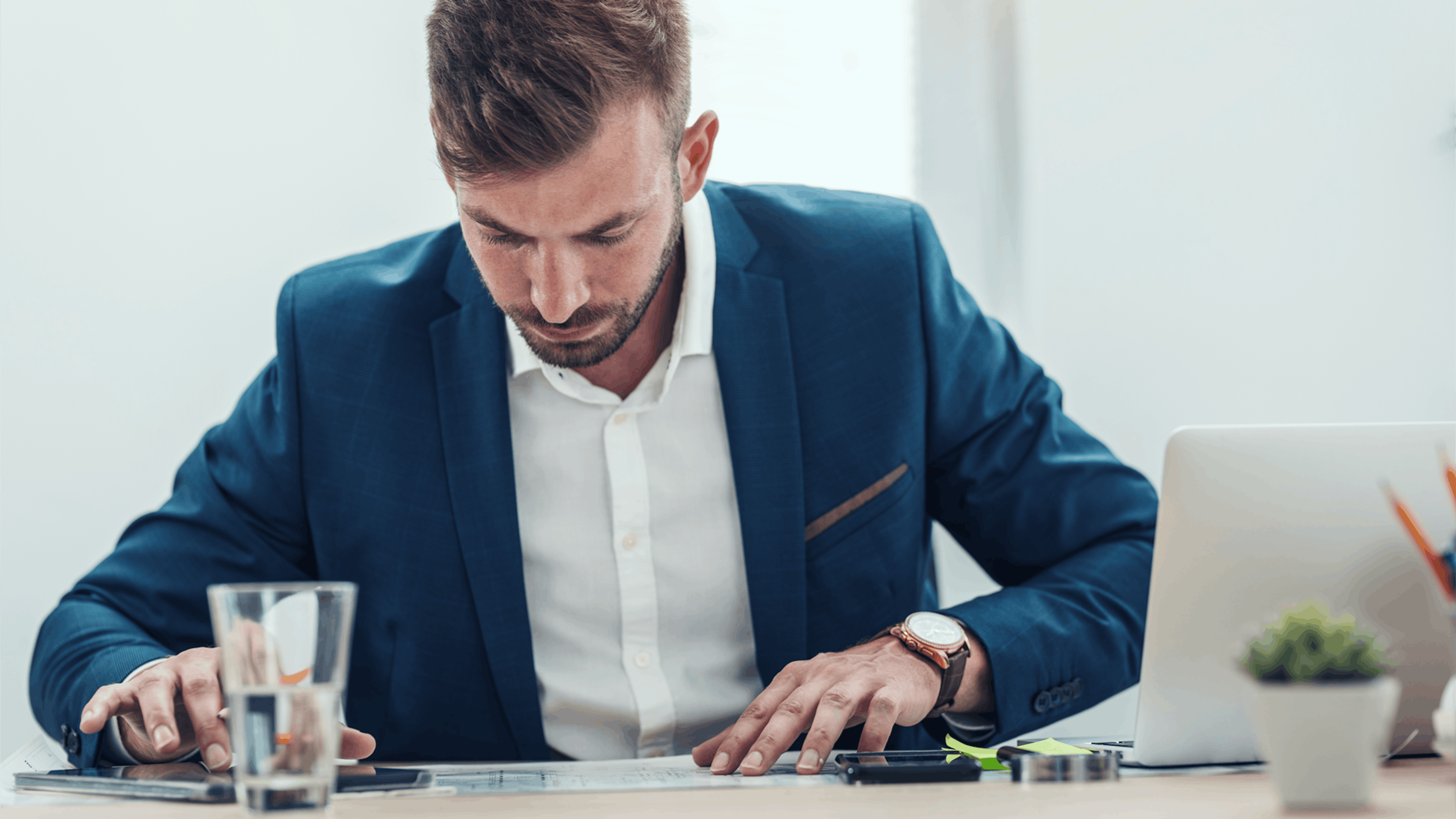 Geschäftsmann kontrolliert Daten