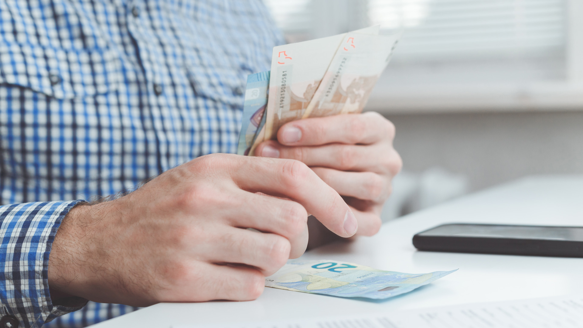 Geschäftsmann zählt Euroscheine