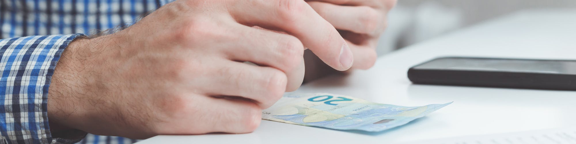 Geschäftsmann zählt Euroscheine