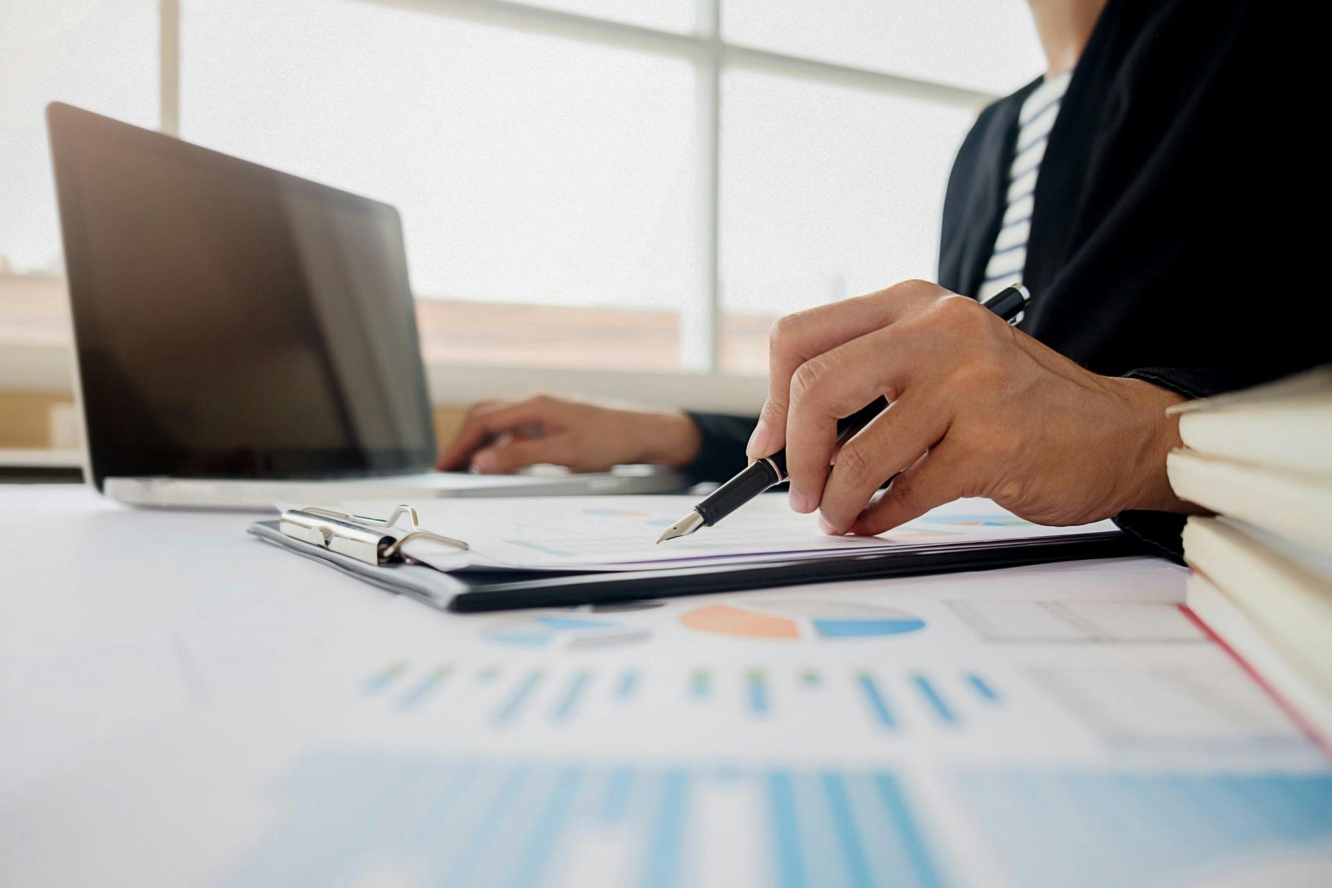 Analyst bewertet das Business-Modell eines Franchisekonzeptes mit Stift und Papier