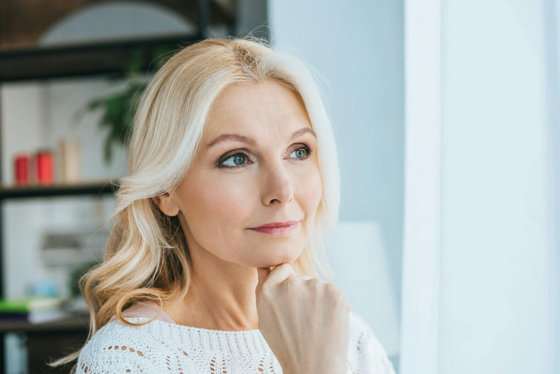 blonde Frau in Gedanken versunken