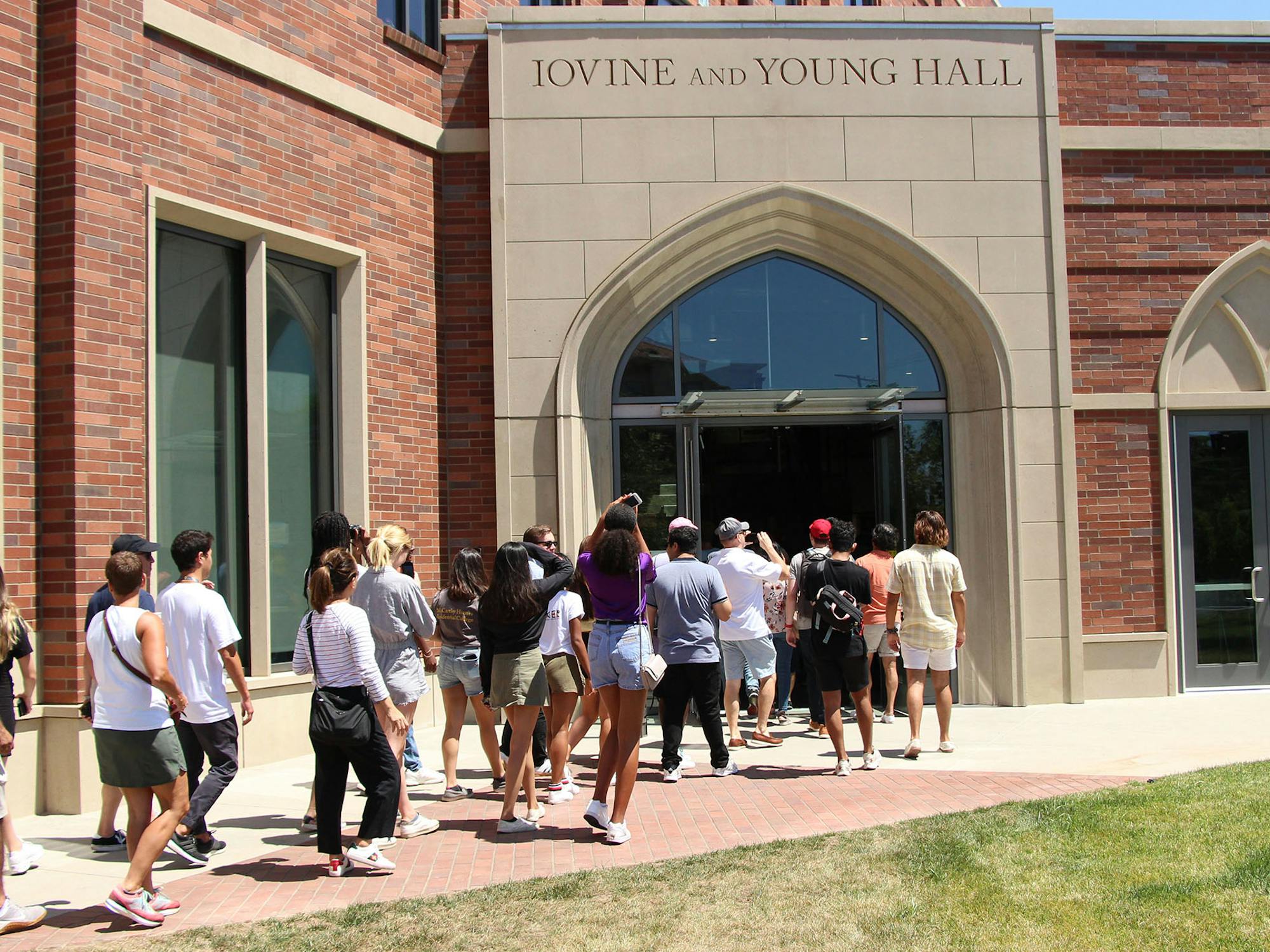 A group of students walking into Iovine and Young Hall