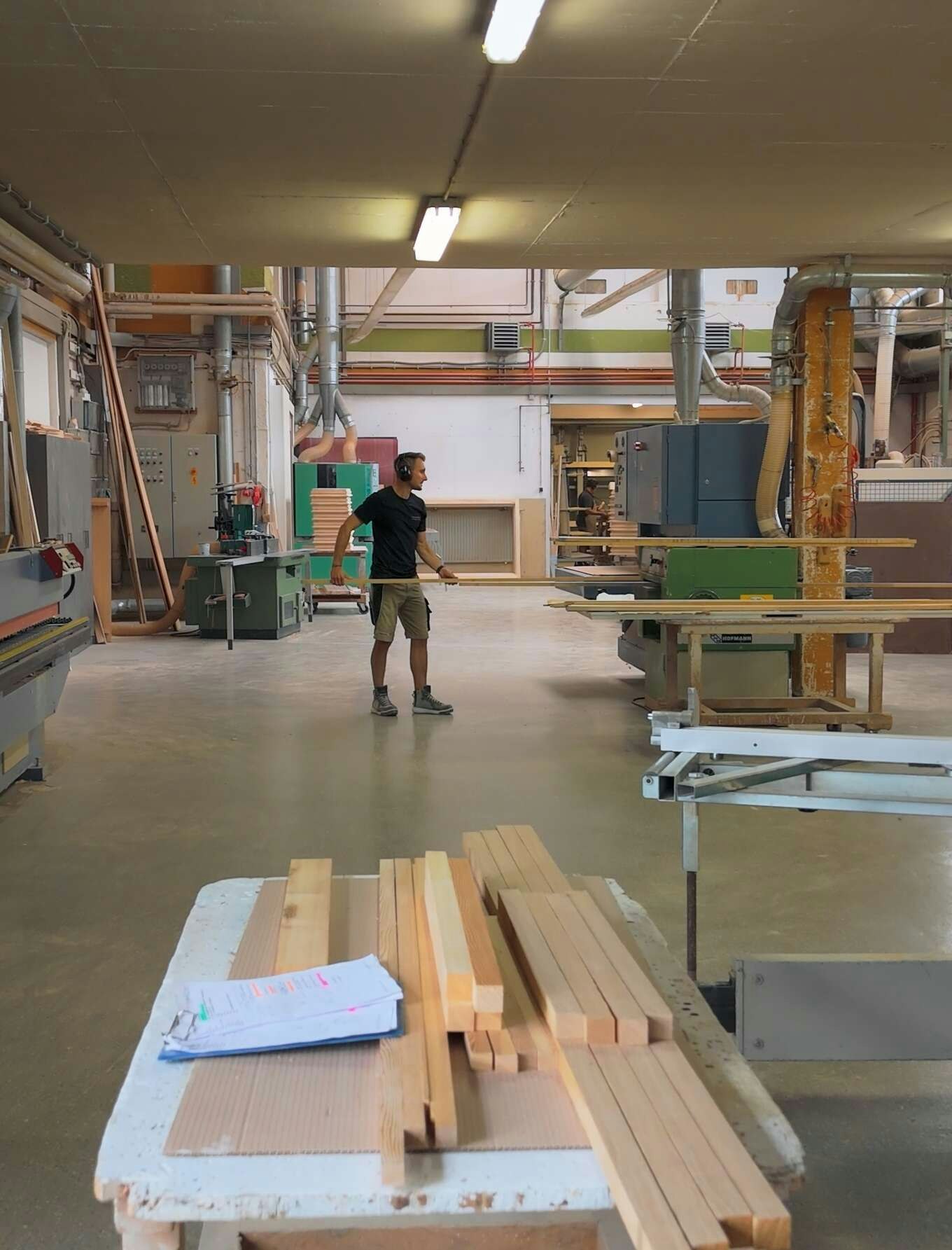 Mann in Produktionshalle