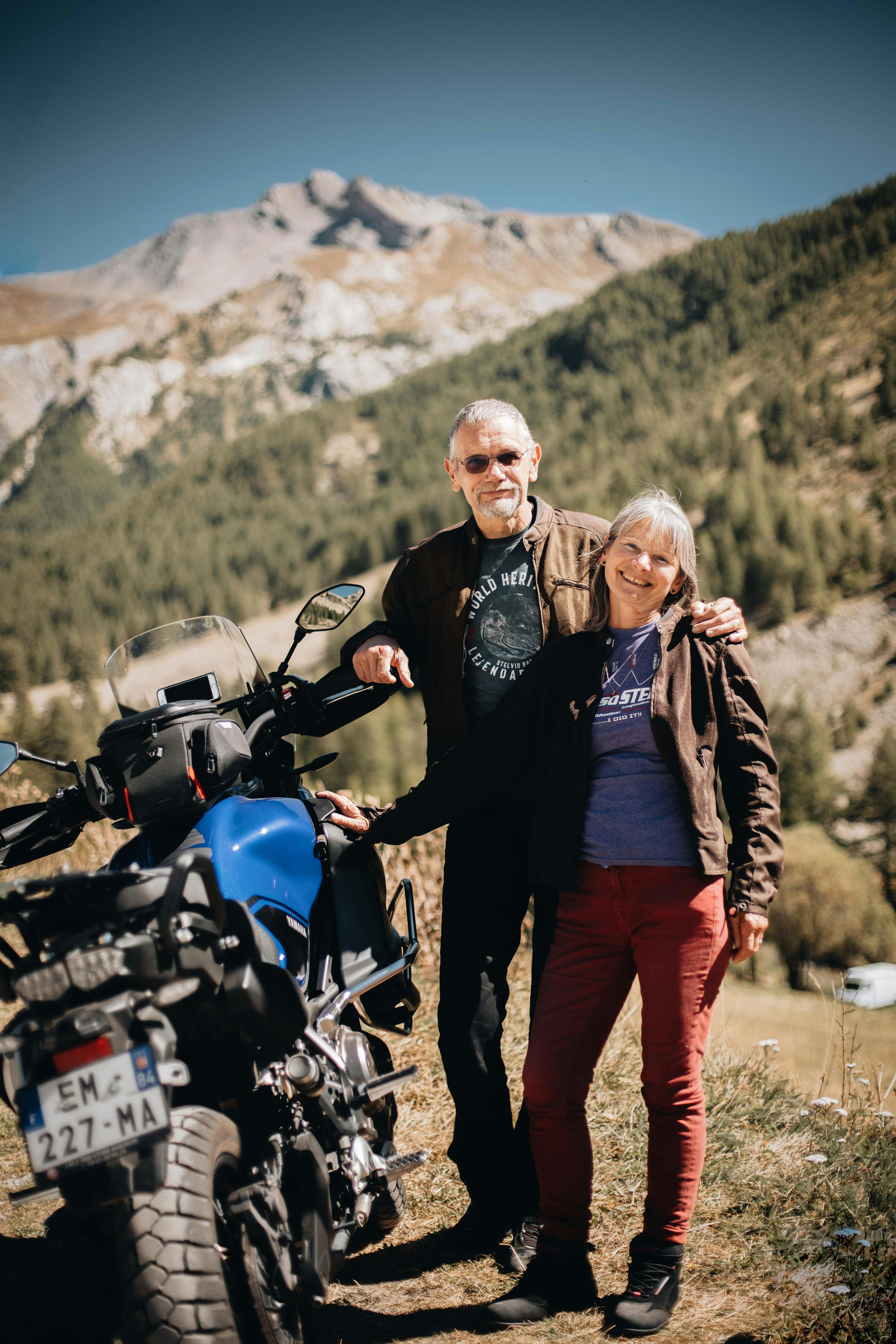 Motorradfahrerpaar auf dem Alpes Aventure Motofestival