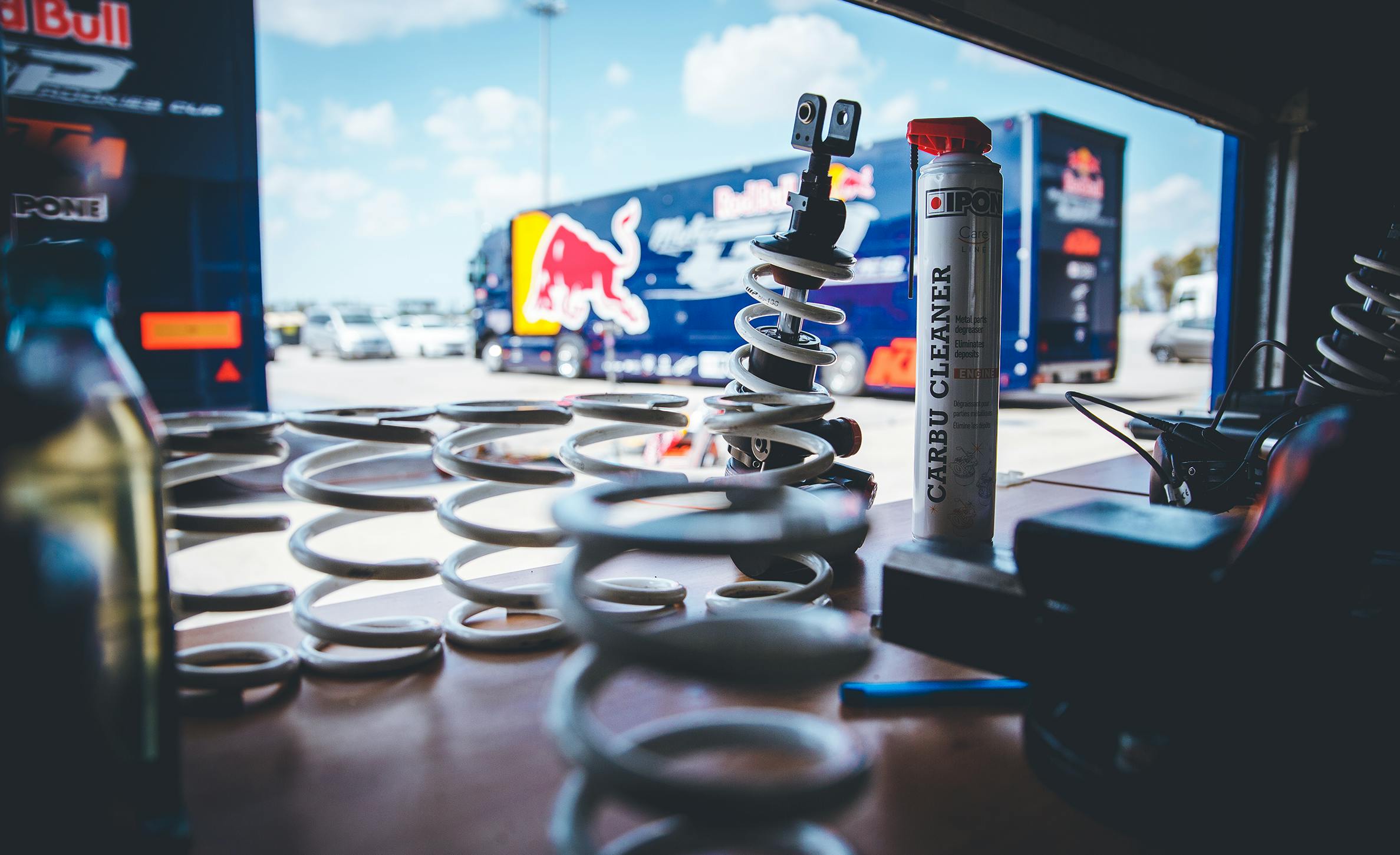 Wartung moto Red Bull Rookies Cup carbu cleaner ipone