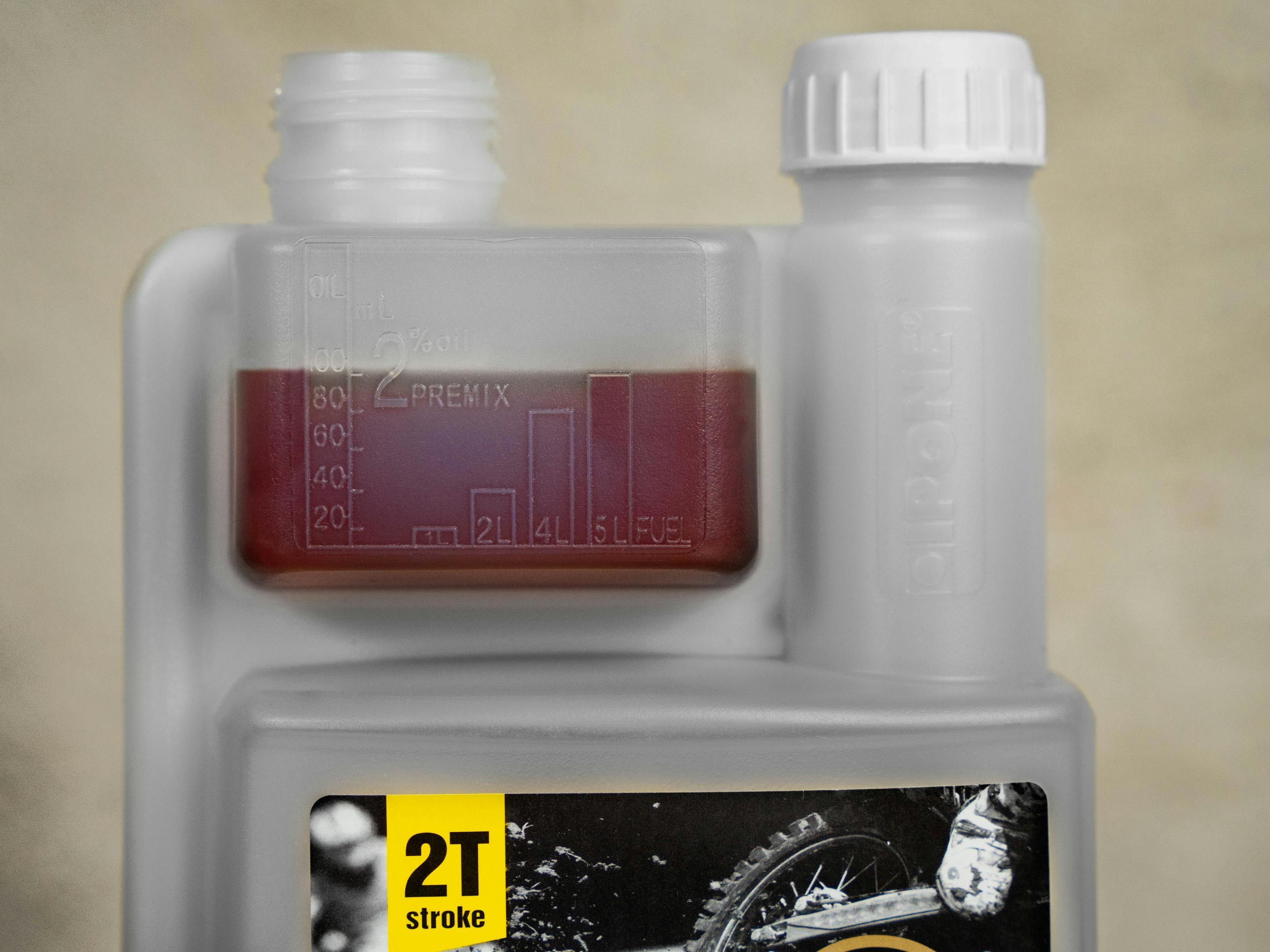 Easily and accurately mix the correct amount of oil in the fuel of any 2- stroke
