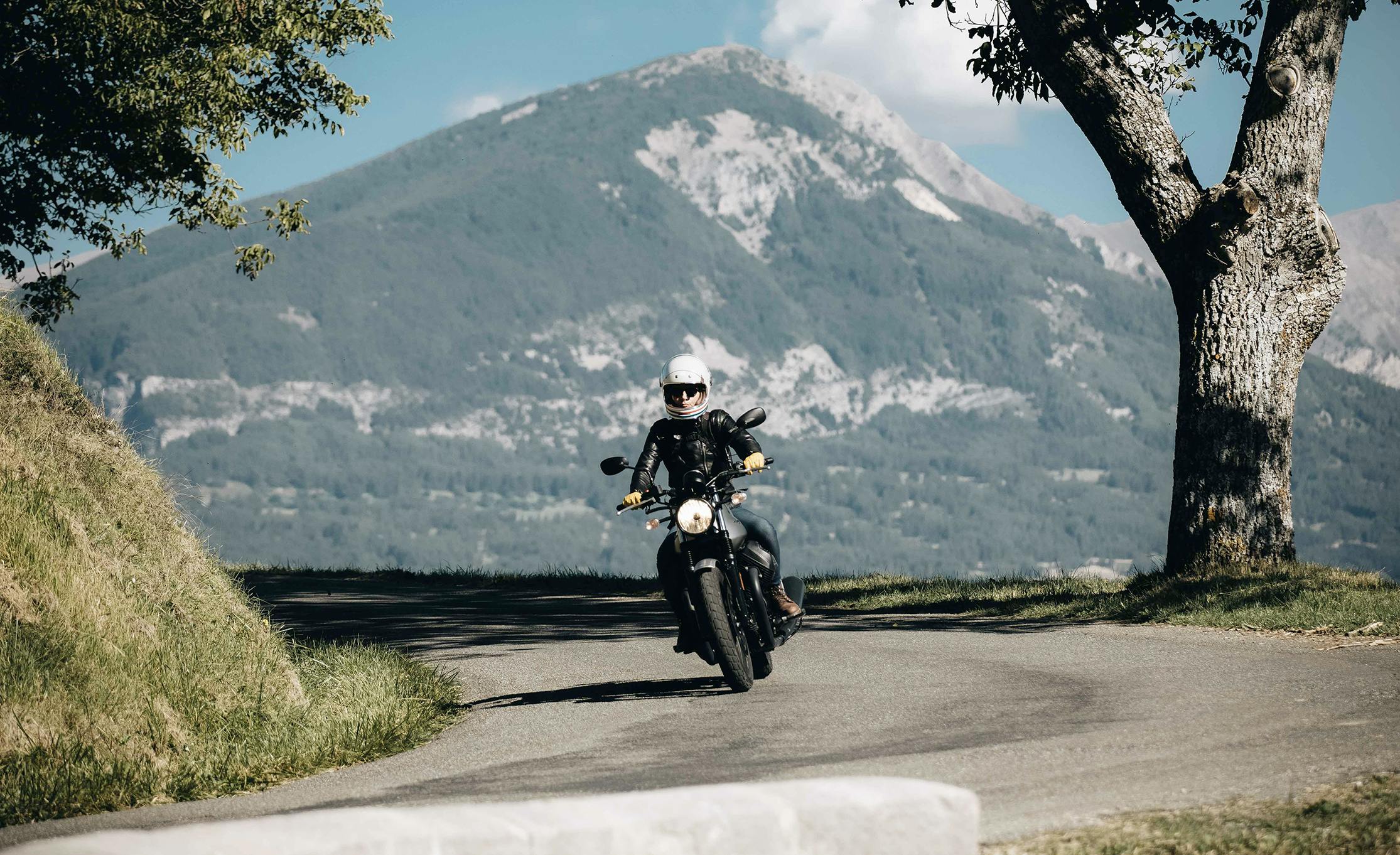 Moto sur la route en montagne