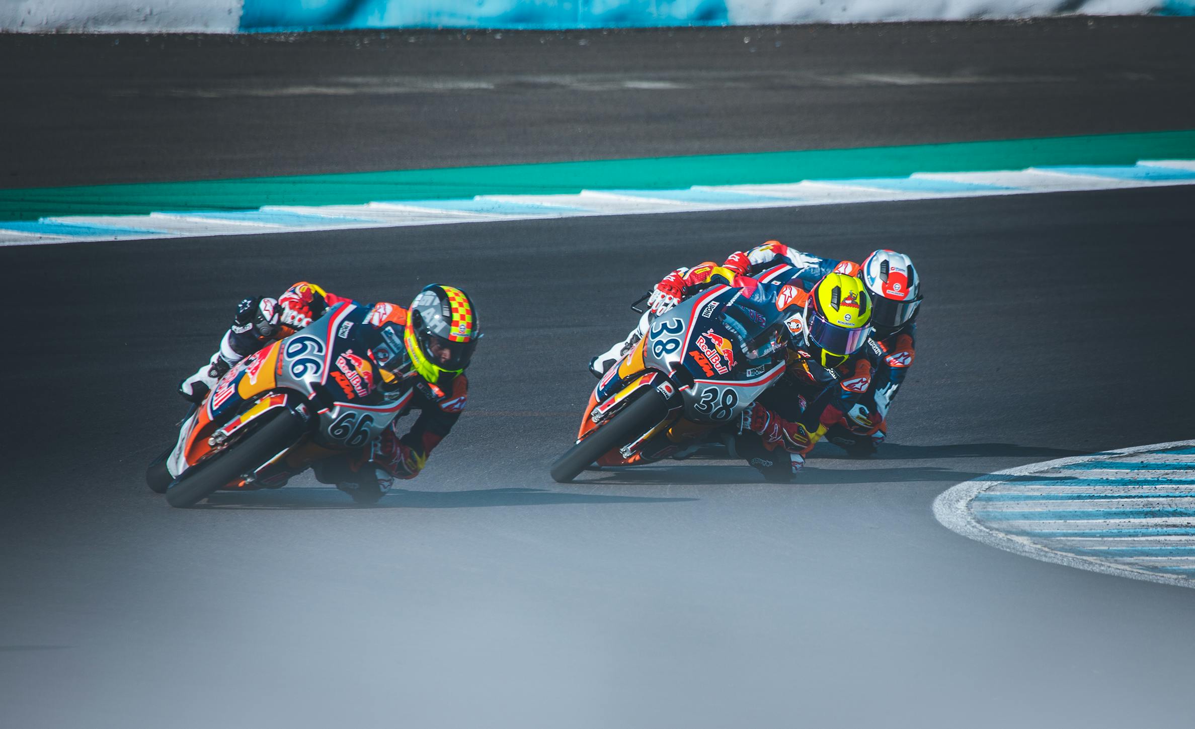 Zwei Motorräder im Rennen Red Bull Rookies Cup